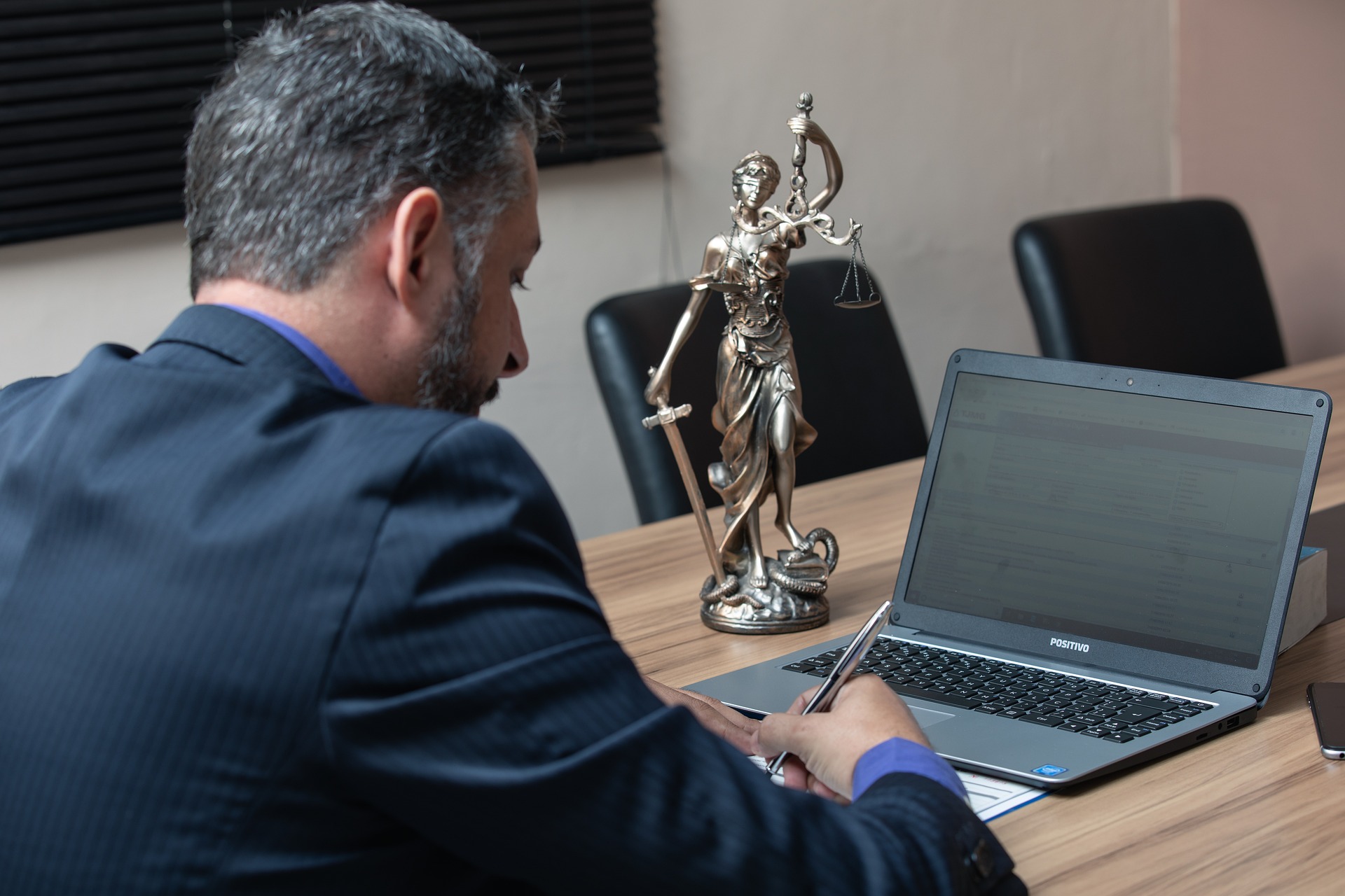 Kurs prawa administracyjnego online – jak skutecznie nauczyć się podstaw prawa administracyjnego?